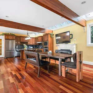 Charming Retreat On Cypress Street, Your Away From Guest house Vancouver
